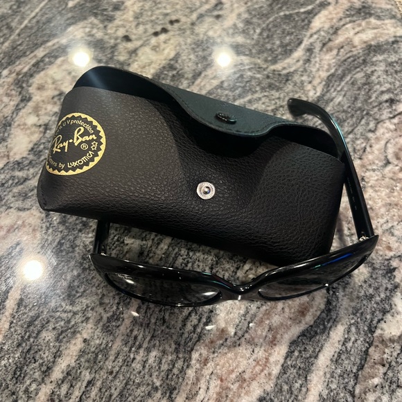 Ray-Ban Black Sunglasses Sleek Design with Protective Lenses - Picture 4 of 5